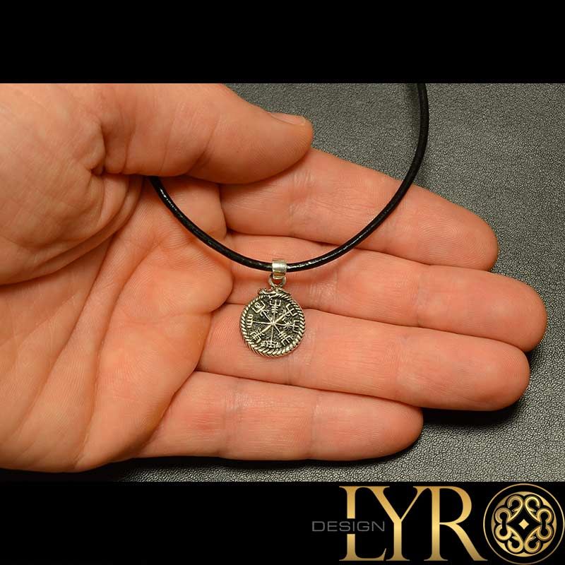 Liten vegvisir amulett - Sølvanheng