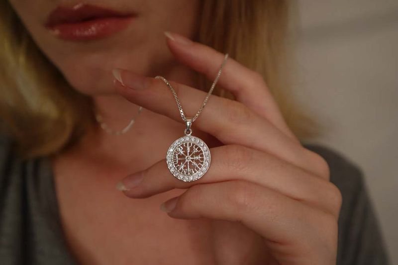 Frøyas Vegvisir - Sølvanheng m/Cubic Zirconia