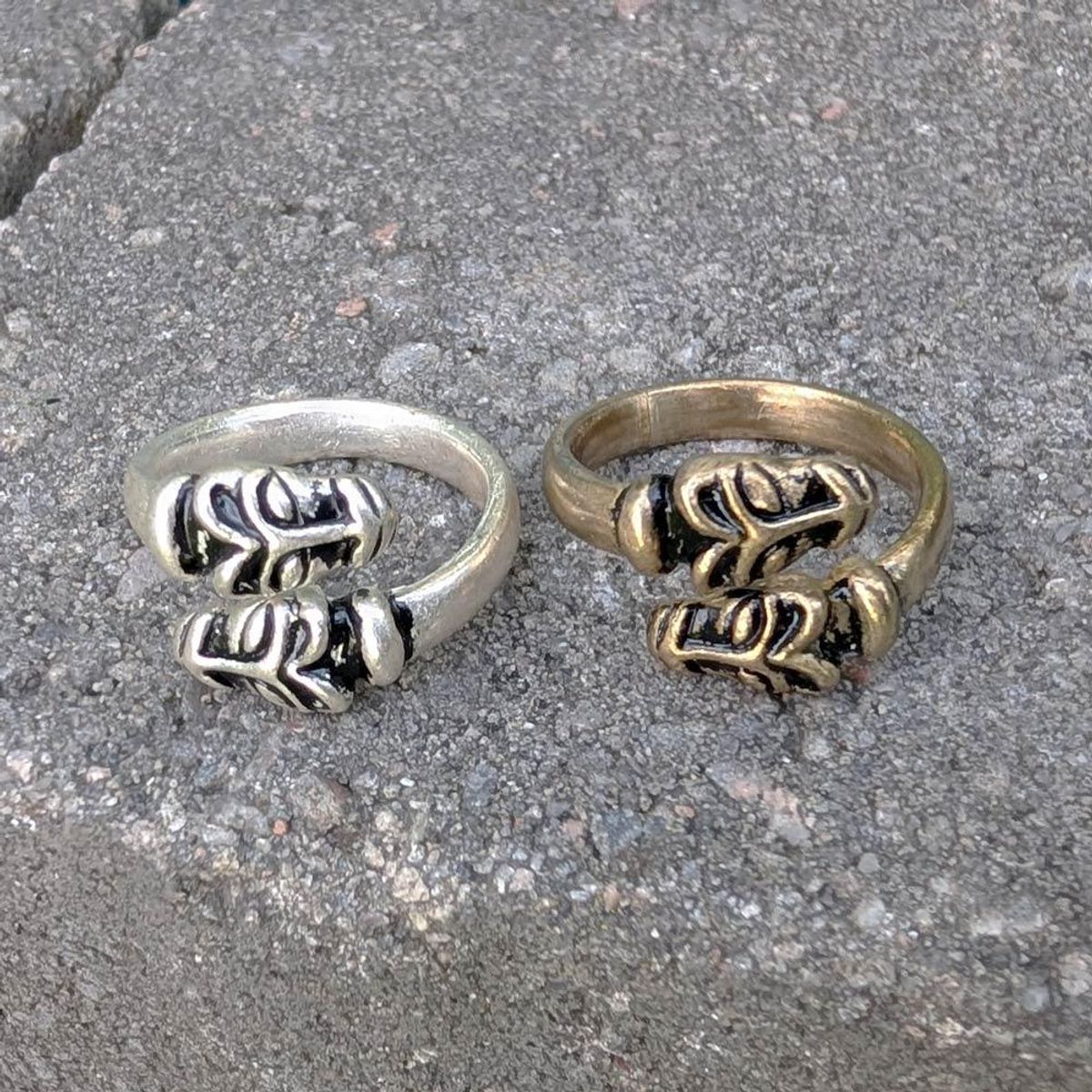 Vikingring med ulvehoder i bronse