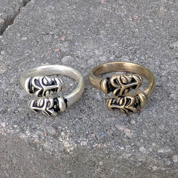 Hovedbilde Vikingring med ulvehoder i bronse