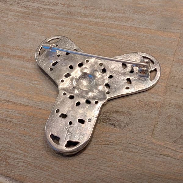 Hovedbilde Viking trefoil brosje med ravnemotiv – Sølvbelagt bronse